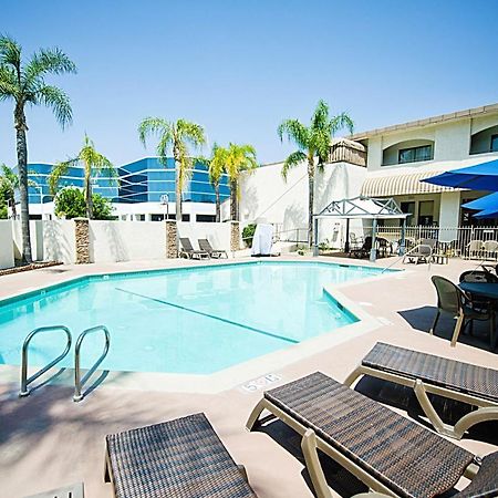 Hotel D'Lins Ontario Airport Exteriör bild