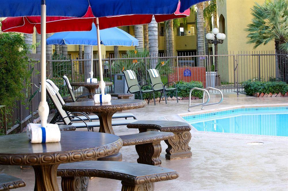 Hotel D'Lins Ontario Airport Exteriör bild