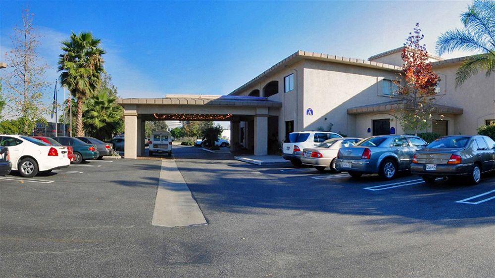 Hotel D'Lins Ontario Airport Exteriör bild