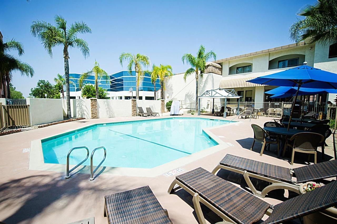 Hotel D'Lins Ontario Airport Exteriör bild