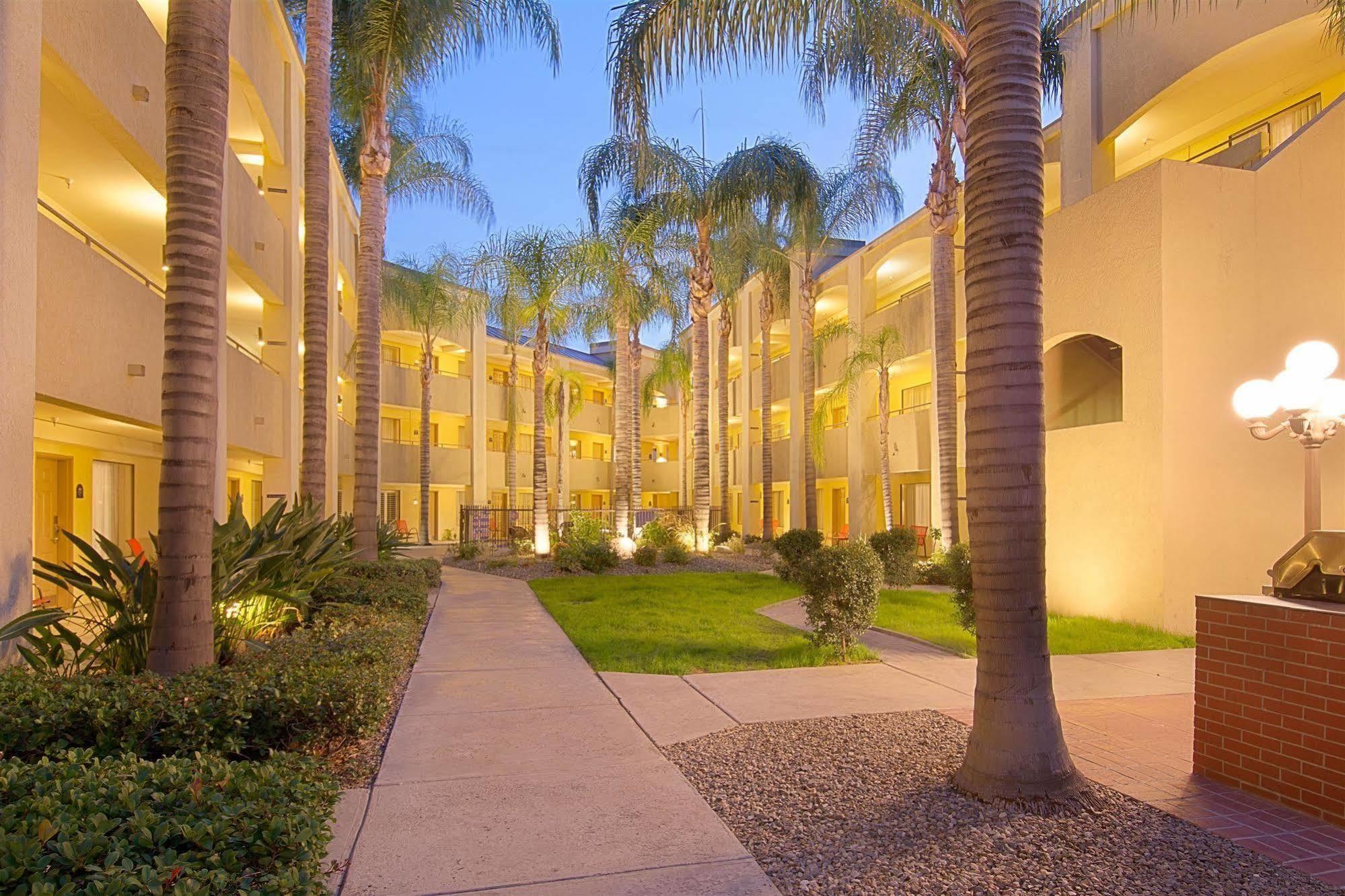 Hotel D'Lins Ontario Airport Exteriör bild